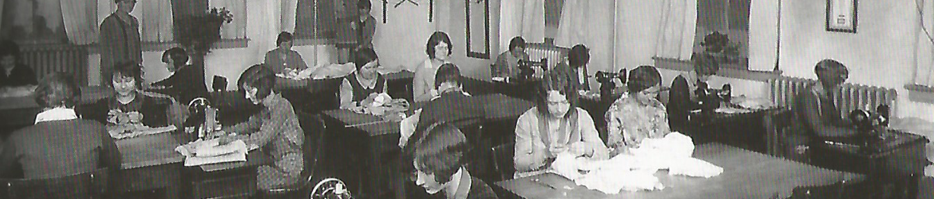 A manual arts sewing classroom in the 1920s.